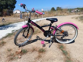 Bicicleta infantil rosa y negra