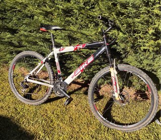 Bicicleta de montaña blanca y negra