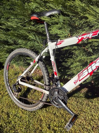 Bicicleta de montaña blanca y negra