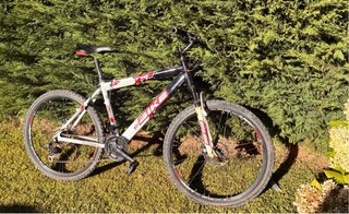 Bicicleta de montaña blanca y negra