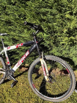 Bicicleta de montaña blanca y negra