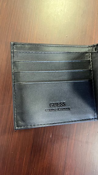Cartera Guess Negra Piel Logo Triángulo