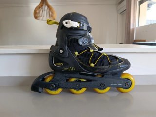Patines en línea Oxelo negros y amarillos.