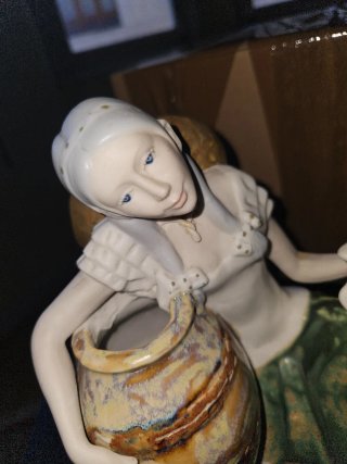 Figura mujer con jarrón cerámica