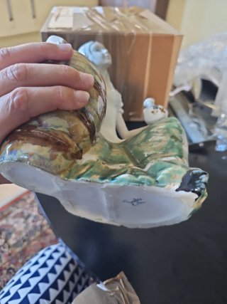 Figura mujer con jarrón cerámica