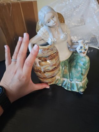 Figura mujer con jarrón cerámica