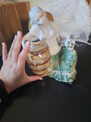 Figura mujer con jarrón cerámica