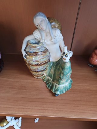 Figura mujer con jarrón cerámica