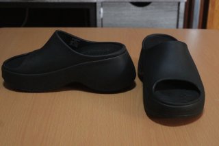 Sandalias chanclas Bershka negras