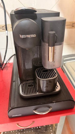 Cafetera Nespresso DeLonghi + Cajón Cápsulas