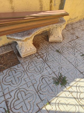 Mesa de piedra con bancos para jardín