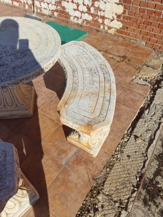 Mesa de piedra con bancos para jardín