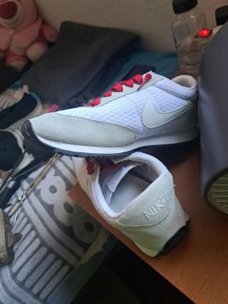 Zapatillas Nike Blancas y Rojas