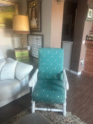 Silla mecedora verde y blanca