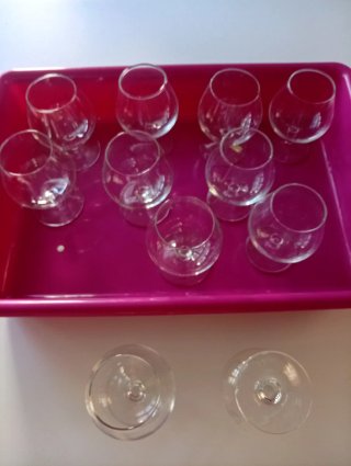 11 copas de coñac pequeñas