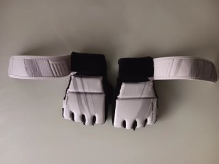 Guantes MMA mujer. Negros y Blancos