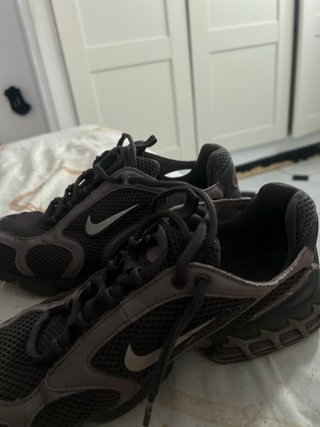 Botines Nike grises y negros