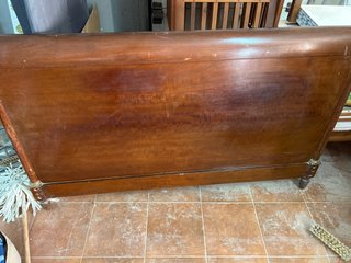 Cabecero de madera marrón