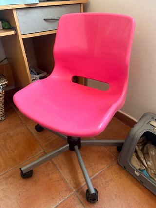 Silla de escritorio rosa y gris SNILLE ikea