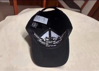 Gorra de béisbol de color negro.