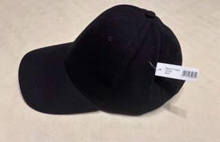 Gorra de béisbol de color negro.