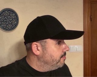 Gorra de béisbol de color negro.
