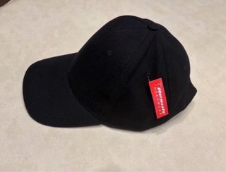 Gorra de béisbol de color negro.