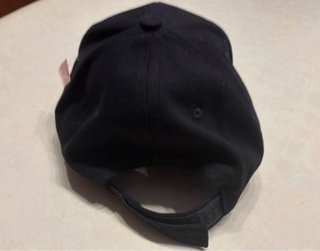 Gorra de béisbol de color negro.