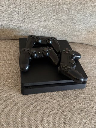 PS4 Slim 1TB con 3 mandos