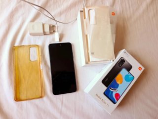 Xiaomi Redmi Note 11 Negro + Funda Amarilla