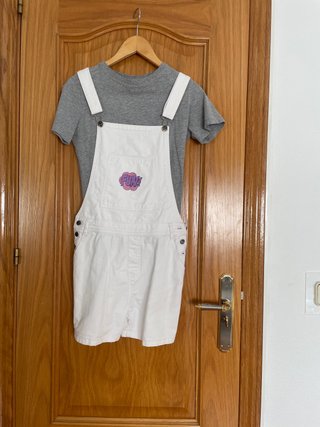 Peto vaquero y camiseta gris