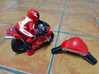 Moto teledirigida Ducati Roja