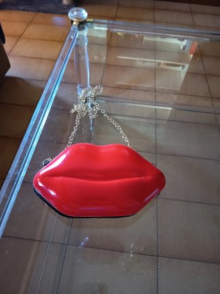 Bolso labios rojo