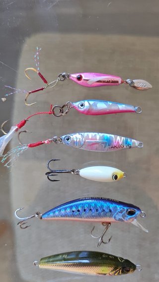 Señuelos de pesca variados