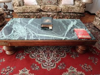 Mesa de centro de mármol y madera
