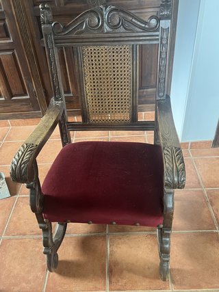 Sillón antiguo de despacho con asiento de terciope
