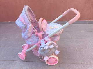 Carrito de muñecas rosa con accesorios