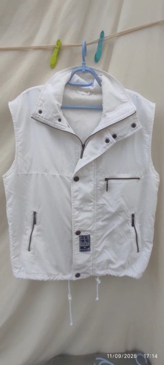 Chaleco blanco con cremallera y bolsillos