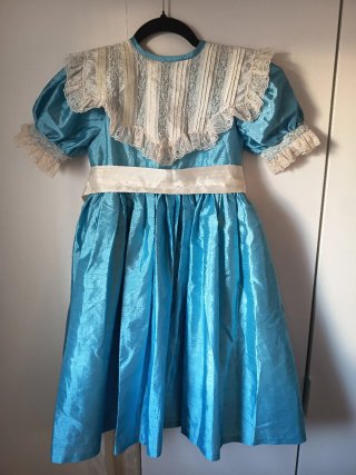 Traje de damita de boda azul y blanco