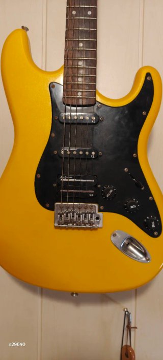 Guitarra Eléctrica Stratocaster SSH Amarilla