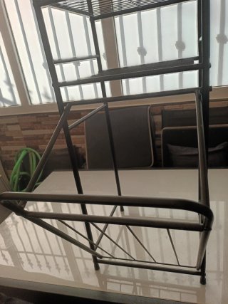 Estantería metálica negra con una cajonera