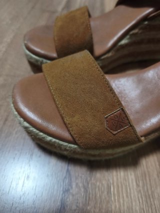 Sandalias POPA cuña 9cm camel y beige