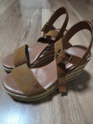 Sandalias POPA cuña 9cm camel y beige