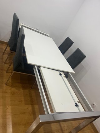 Mesa y 4 sillas comedor