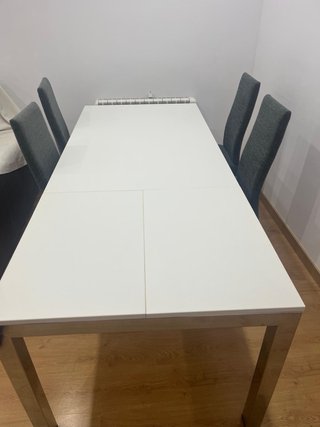 Mesa y 4 sillas comedor