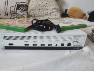 Xbox One S Blanca + 2 Juegos