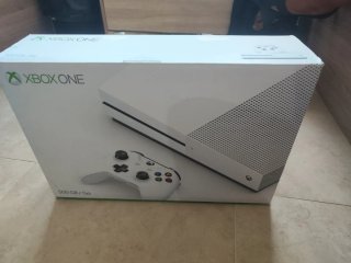 Xbox One S Blanca + 2 Juegos