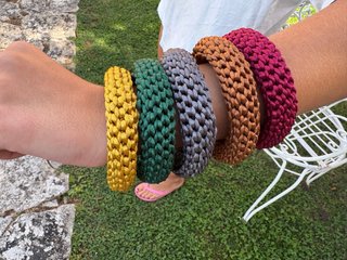 Pulseras tejidas de colores