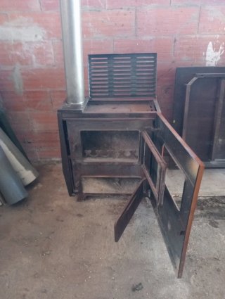 Estufa de leña metálica con chimenea