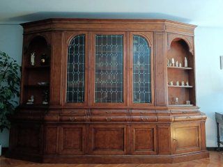Mueble de salón clásico de madera y cristal